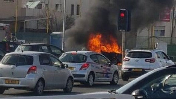 Τρόμος στη μέση του δρόμου! Εν κινήσει όχημα άρπαξε φωτιά (εικόνες)